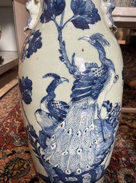 Vier Chinese blauw-witte celadon en famille rose vazen met vogels tussen bloesemtakken en herten, 19de/20ste eeuw