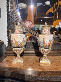 Paire de vases couverts en porcelaine polychrome et dor&eacute;e de Capodimonte &agrave; d&eacute;cor en relief apr&egrave;s les antiques, Italie, fin du 19&egrave;me si&egrave;cle