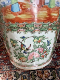 Een paar Chinese Kanton famille rose vazen met paleissc&egrave;nes en floraal decor, 19de eeuw
