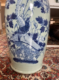 Vier Chinese blauw-witte celadon en famille rose vazen met vogels tussen bloesemtakken en herten, 19de/20ste eeuw