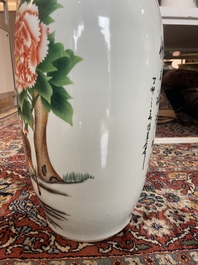 Vier Chinese blauw-witte celadon en famille rose vazen met vogels tussen bloesemtakken en herten, 19de/20ste eeuw