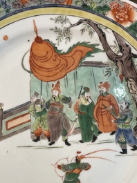 Drie Chinese famille verte borden met paleissc&egrave;nes en een famille rose vaas met dames in een paleistuin, 19de/20ste eeuw