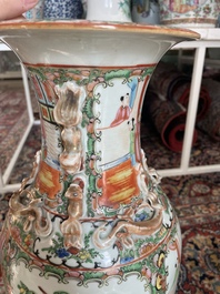 Een paar Chinese Kanton famille rose vazen met paleissc&egrave;nes en floraal decor, 19de eeuw