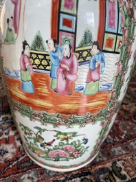 Een paar Chinese Kanton famille rose vazen met paleissc&egrave;nes en floraal decor, 19de eeuw
