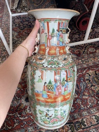 Een paar Chinese Kanton famille rose vazen met paleissc&egrave;nes en floraal decor, 19de eeuw