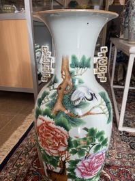 Vier Chinese blauw-witte celadon en famille rose vazen met vogels tussen bloesemtakken en herten, 19de/20ste eeuw