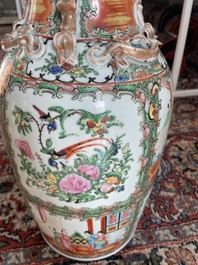Een paar Chinese Kanton famille rose vazen met paleissc&egrave;nes en floraal decor, 19de eeuw