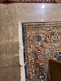 Een Perzisch Varamin tapijt met floraal decor, wol op katoen, 20ste eeuw