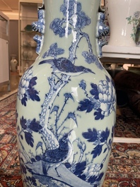 Vier Chinese blauw-witte celadon en famille rose vazen met vogels tussen bloesemtakken en herten, 19de/20ste eeuw