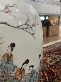 Drie Chinese famille verte borden met paleissc&egrave;nes en een famille rose vaas met dames in een paleistuin, 19de/20ste eeuw