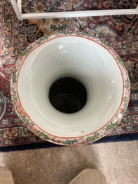 Een paar Chinese Kanton famille rose vazen met paleissc&egrave;nes en floraal decor, 19de eeuw
