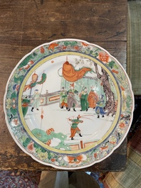 Drie Chinese famille verte borden met paleissc&egrave;nes en een famille rose vaas met dames in een paleistuin, 19de/20ste eeuw