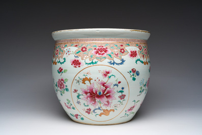 Een Chinese famille rose jardini&egrave;re met floraal decor op een houten voet, 19de eeuw