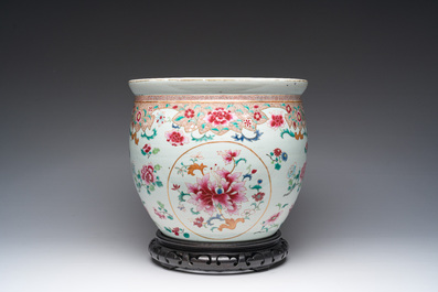 Een Chinese famille rose jardini&egrave;re met floraal decor op een houten voet, 19de eeuw