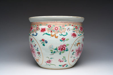 Een Chinese famille rose jardini&egrave;re met floraal decor op een houten voet, 19de eeuw
