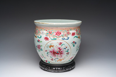Een Chinese famille rose jardini&egrave;re met floraal decor op een houten voet, 19de eeuw