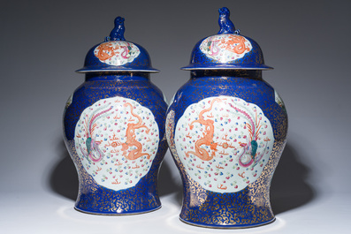 Een paar grote Chinese famille rose dekselvazen met draken en feniksen op blauwe fondkleur, Kangxi merk, 19de eeuw