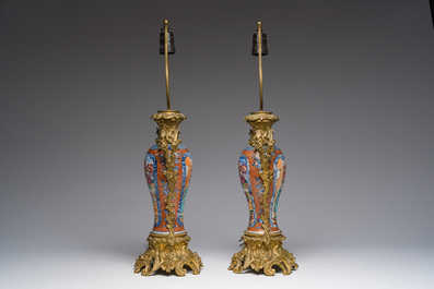 Een paar Chinese famille rose vazen met mandarijns decor met verguld bronzen monturen omgevormd tot lampen, Qianlong