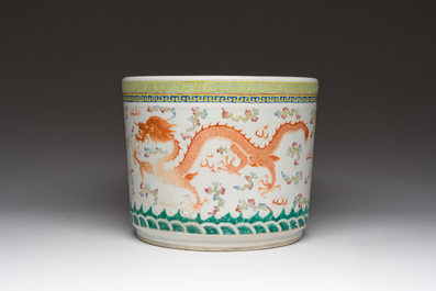A Chinese famille rose 'dragon and phoenix' scroll pot, 19th C.