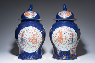 Een paar grote Chinese famille rose dekselvazen met draken en feniksen op blauwe fondkleur, Kangxi merk, 19de eeuw