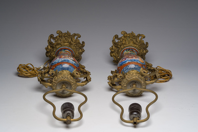 Een paar Chinese famille rose vazen met mandarijns decor met verguld bronzen monturen omgevormd tot lampen, Qianlong