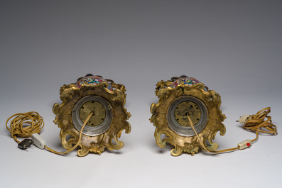 Een paar Chinese famille rose vazen met mandarijns decor met verguld bronzen monturen omgevormd tot lampen, Qianlong