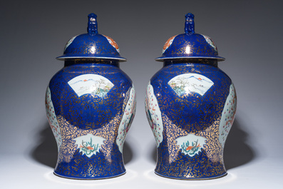 Een paar grote Chinese famille rose dekselvazen met draken en feniksen op blauwe fondkleur, Kangxi merk, 19de eeuw