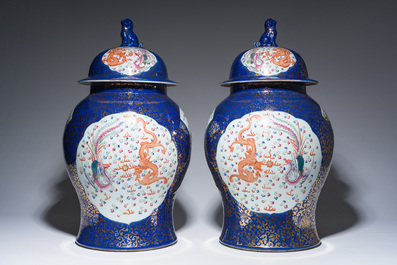 Een paar grote Chinese famille rose dekselvazen met draken en feniksen op blauwe fondkleur, Kangxi merk, 19de eeuw