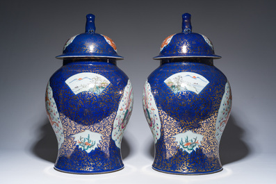Een paar grote Chinese famille rose dekselvazen met draken en feniksen op blauwe fondkleur, Kangxi merk, 19de eeuw