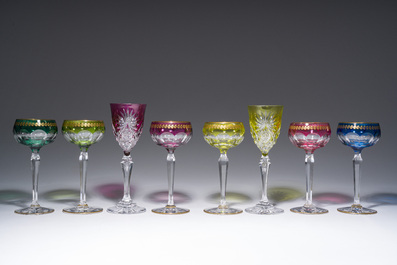 Acht glazen in deels gekleurd gelaagd kristal, waarvan zes met verguld decor, Belgi&euml;, Val Saint Lambert, 20ste eeuw