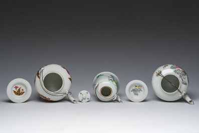 Drie Chinese famille rose en qianjiang cai theepotten met deksel met floraal decor en antiquiteiten, 19de/20ste eeuw