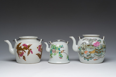 Drie Chinese famille rose en qianjiang cai theepotten met deksel met floraal decor en antiquiteiten, 19de/20ste eeuw
