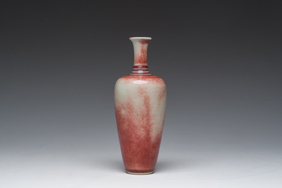 A Chinese monochrome peachbloom-glazed vase, Kangxi mark, 19th/20th C.
