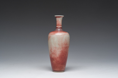 A Chinese monochrome peachbloom-glazed vase, Kangxi mark, 19th/20th C.