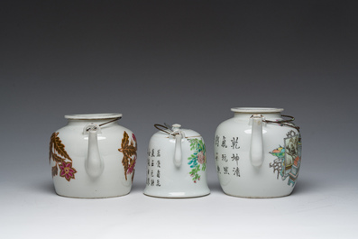 Drie Chinese famille rose en qianjiang cai theepotten met deksel met floraal decor en antiquiteiten, 19de/20ste eeuw