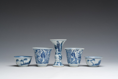 A varied collection of Chinese blue and white porcelain with figures and floral design, 18th/19th C.