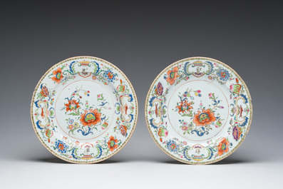 Een paar Chinese famille rose 'Pompadour' borden, Qianlong