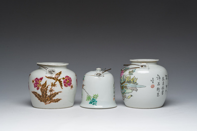 Drie Chinese famille rose en qianjiang cai theepotten met deksel met floraal decor en antiquiteiten, 19de/20ste eeuw
