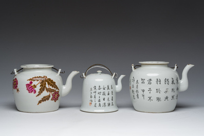Drie Chinese famille rose en qianjiang cai theepotten met deksel met floraal decor en antiquiteiten, 19de/20ste eeuw