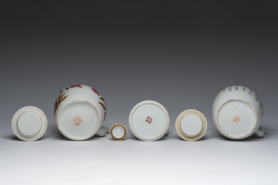 Drie Chinese famille rose en qianjiang cai theepotten met deksel met floraal decor en antiquiteiten, 19de/20ste eeuw