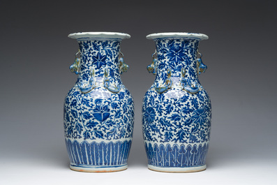 Twee Chinese blauw-witte vazen met lotusslingers en reli&euml;fdecor, 19de eeuw