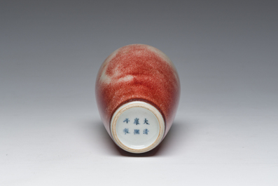 A Chinese monochrome peachbloom-glazed vase, Kangxi mark, 19th/20th C.