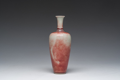 A Chinese monochrome peachbloom-glazed vase, Kangxi mark, 19th/20th C.