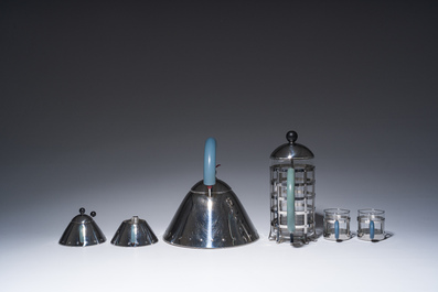 Michael Graves (1934-2015): Een Italiaanse achtdelige koffie- en theeset in roestvrij staal met de iconische 'Model 9093' theeketel, Alessi, jaren '80