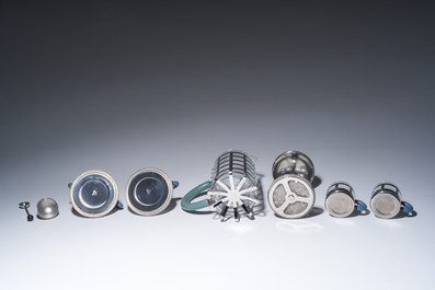 Michael Graves (1934-2015): Een Italiaanse achtdelige koffie- en theeset in roestvrij staal met de iconische 'Model 9093' theeketel, Alessi, jaren '80
