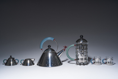 Michael Graves (1934-2015): Een Italiaanse achtdelige koffie- en theeset in roestvrij staal met de iconische 'Model 9093' theeketel, Alessi, jaren '80