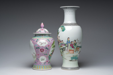 Twee Chinese famille rose vazen met geanimeerde sc&egrave;nes in een paleistuin, Qianlong merken, Republiek, 20ste eeuw