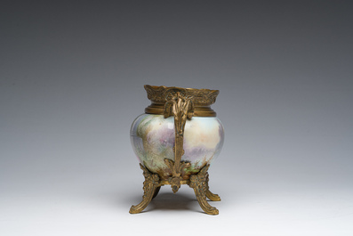 Een Franse S&egrave;vres-stijl porseleinen jardini&egrave;re en een schotel met amoureuze sc&egrave;nes en verguld bronzen monturen, 19de eeuw