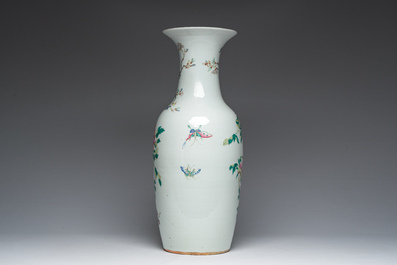 Vase en porcelaine de Chine famille rose &agrave; d&eacute;cor de faisan et de papillons parmi des branches fleuries, 19&egrave;me si&egrave;cle
