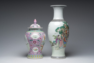 Twee Chinese famille rose vazen met geanimeerde sc&egrave;nes in een paleistuin, Qianlong merken, Republiek, 20ste eeuw